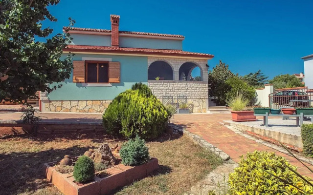Traditional Holiday Home With Covered Terrace