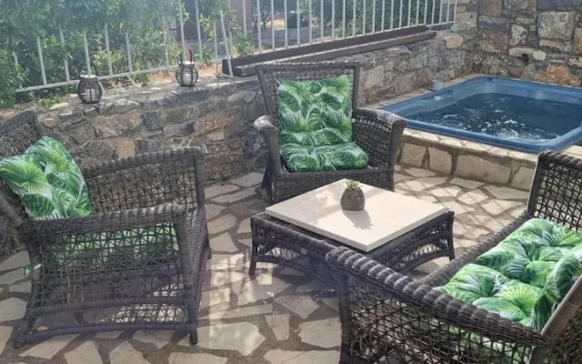 Plaka-sleeps4-parking-pool-hottub-seaviews