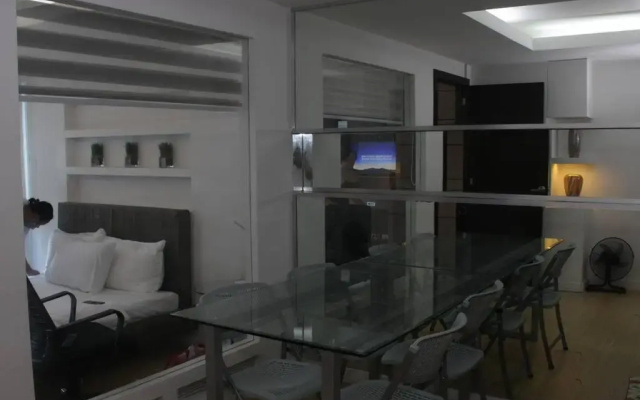 A2J Luxury 1BR BGC Balcony Suite Near BurgosCircle