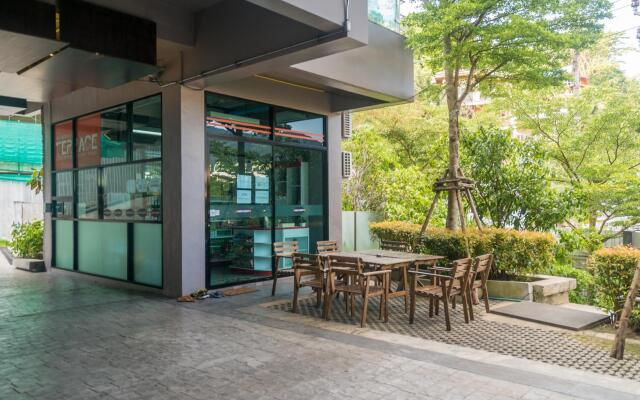 ET618 - Convenient apartment in Patong, pool  and parking