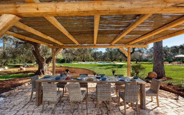 2220 Trulli Biancapetra by Perle di Puglia