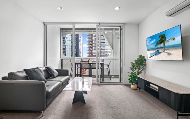 Modern 1 Bed Apartment With City Views – Balcony – Melbourne