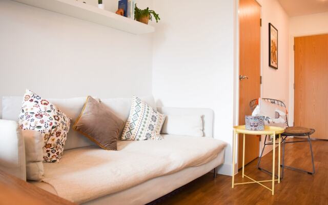 Modern 1 Bedroom House in Pontoon Dock