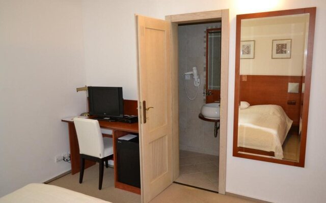 Hotel Slamený dom