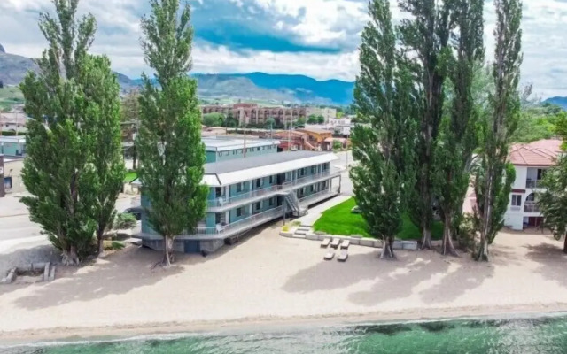 Poplars Motel on the lake