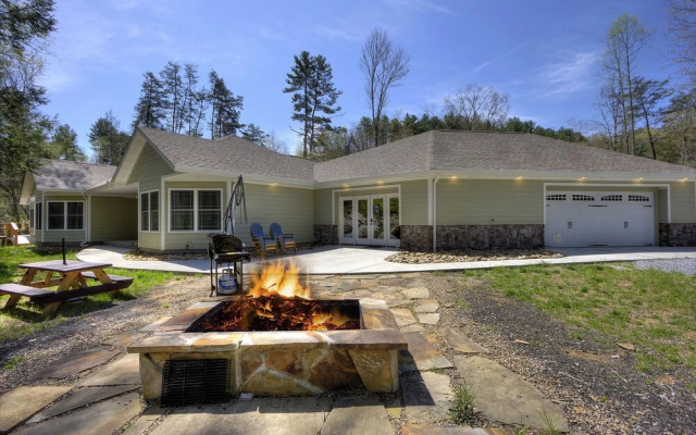 Running Bear #3375 3 Bedroom Cabin