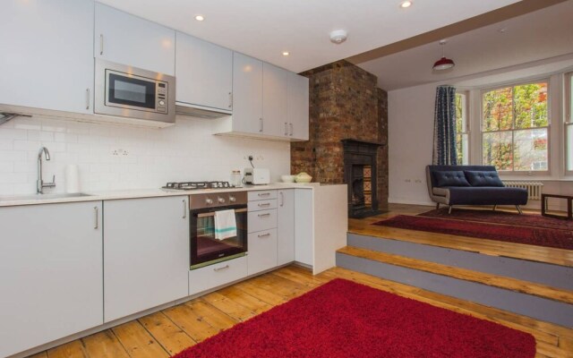 Spacious 1 Bedroom Apartment with Balcony Close to Tube