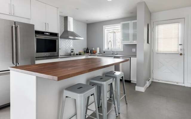 Commodious Condominium in Tranquil Lakeside Setting