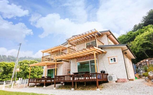 Yangpyeong Lodge House Pension (Pets Friendly)
