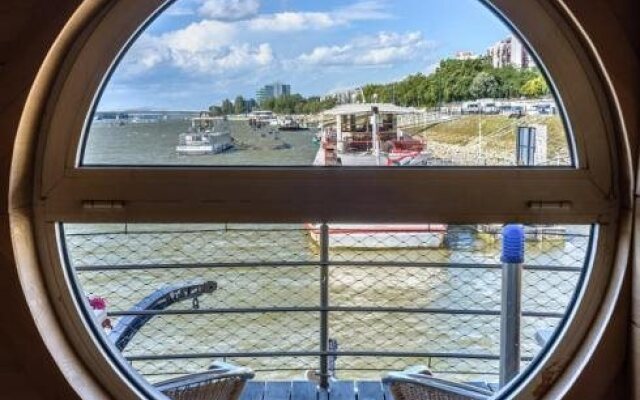 Vogue Boat Apartments