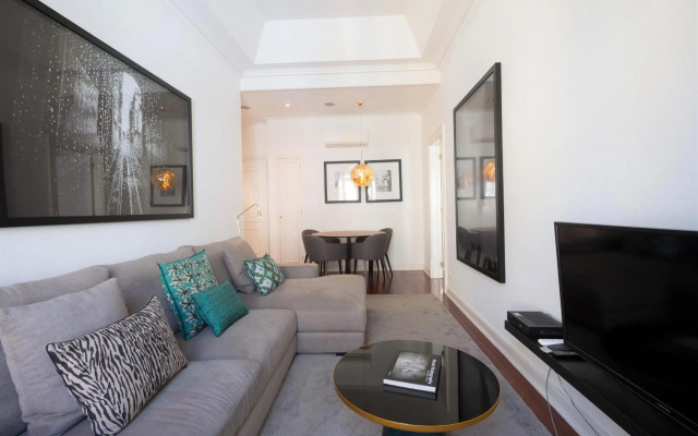 Nomad's Fine Arts in Chiado with Garage