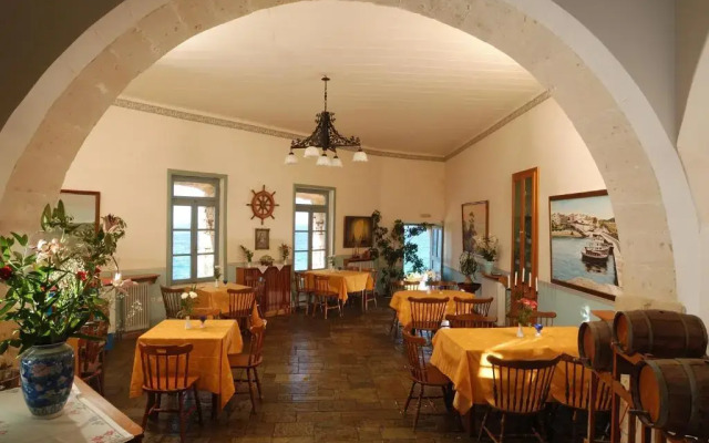 Captain's House Hotel Suites & Apartments