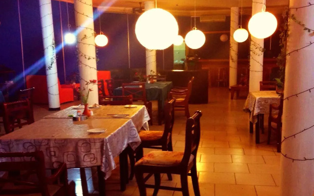 Sana's Beach Guesthouse and Restaurant