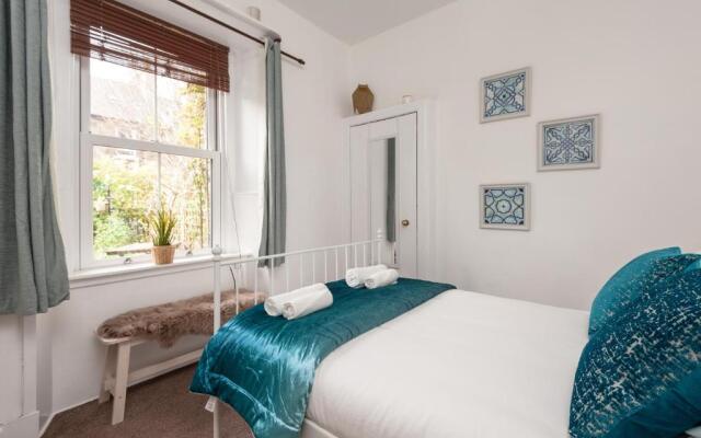 412 Lovely 2 Bedroom Apartment in Abbeyhill Colonies Near Holyrood Park and Calton Hill