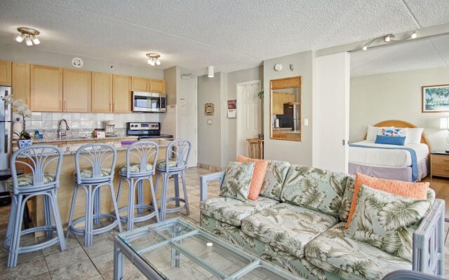 Waikiki Banyan by Darmic