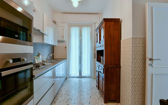 Una finestra su Villa Durazzo