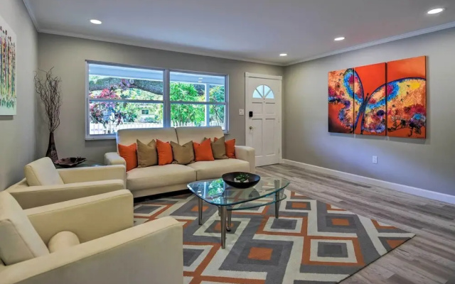 Sunny Sarasota Home w/ Yard < 2 Mi to Downtown!