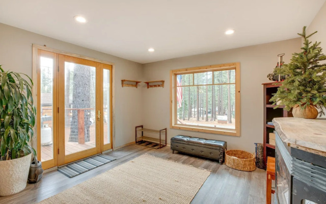 Idyllic Tahoe Home: 1 Mi to Heavenly Ski Resort!