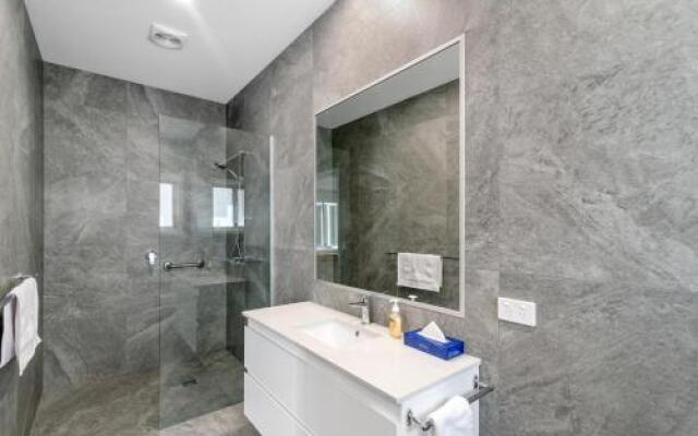 Black Dolphin Waterfront Apartment