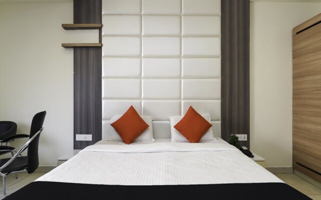 Capital O 4493 Apple Hotel