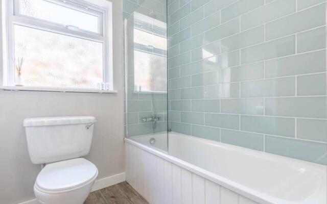 Stylish Apartment 5 Min Walk To Castle & Parking!