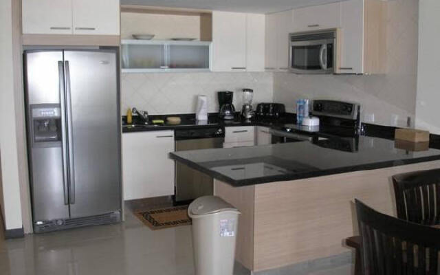 Deluxe Two-bedroom Condo - Pri 8497