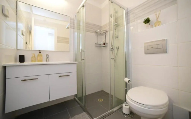 Gorgeous - Red rock and Sea view.