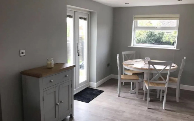 Pet-friendly - 2 Bedrooms Bungalow hot tub Parking