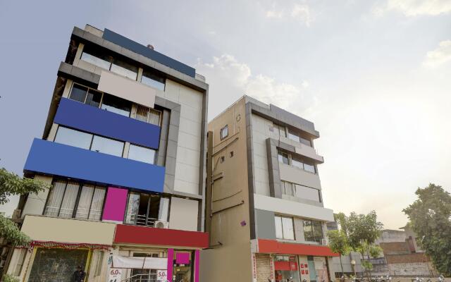 OYO Flagship 71075 HOTEL NIK PALACE
