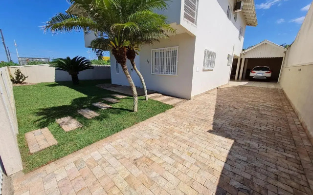 Ampla casa com 5 quartos e vista para o mar