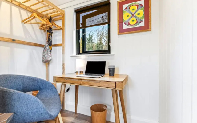 Ondine Houseboat on the Thames - From 160 Per Night