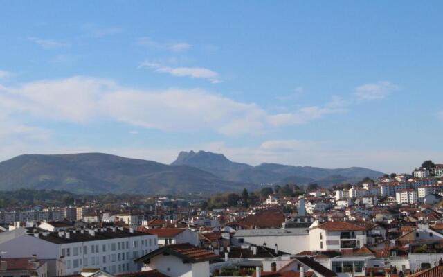 Gambetta 2 Avec Les Cles De Saint Jean De Luz