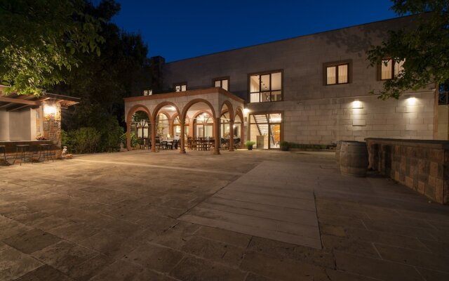 Sunolus Vineyard House