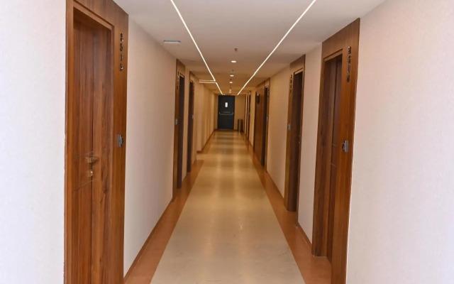 Grand Manor Suites