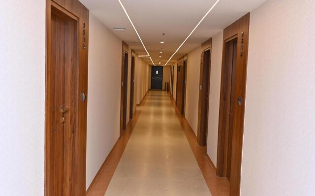 Grand Manor Suites