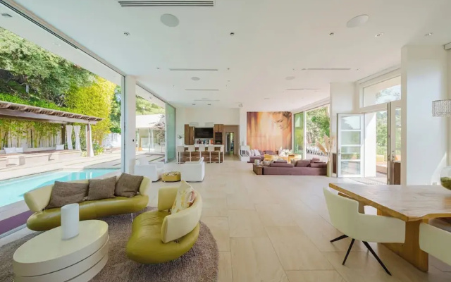 Zen Estate - Luxurious 5BR Beverly Hills Sanctuary With Pool & Canyon Views