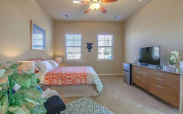 Elm St - 1 Br home by RedAwning