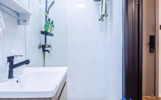 Xinao Serviced Apartment (Shanghai South Railway Station Caobao Road Subway Station)