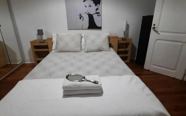 Sunny Terrace Apt, Close to Downtown! 2 Bedroom Flat