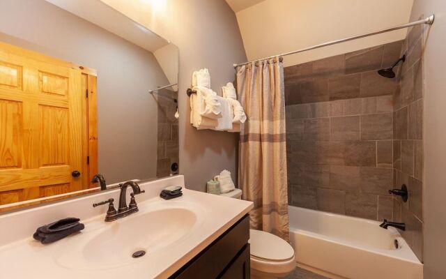 Creekside Manor 3 Bedroom Cabin by RedAwning