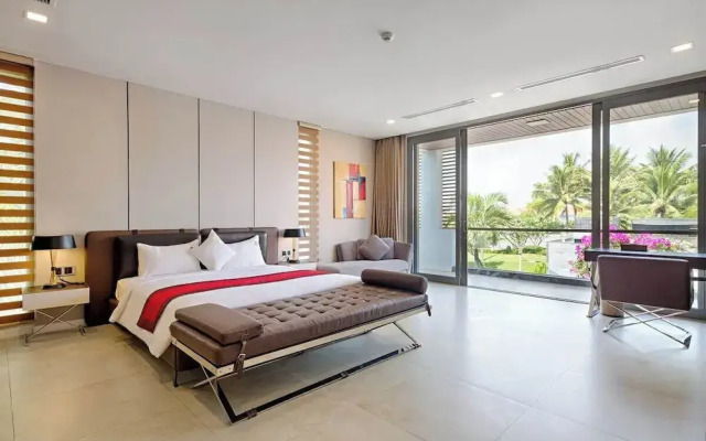 Luxe 6BR Beachfront Villa: Group Getaway Haven