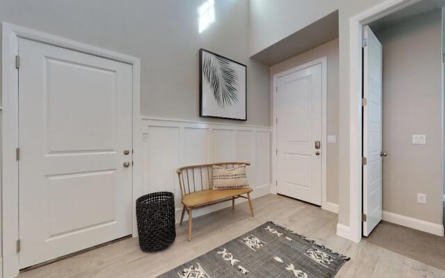 Desert Serenity 4 Bedroom Apts by RedAwning