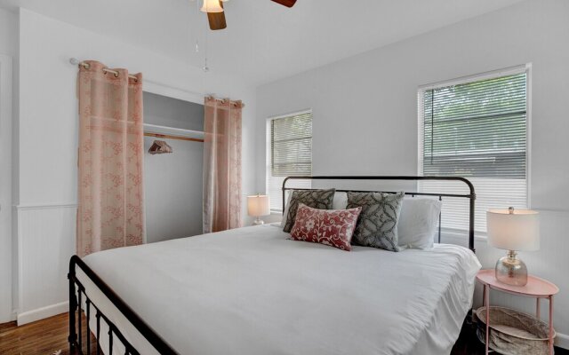 Charming Pink Haus 1 Mile to Main St With Firepit!