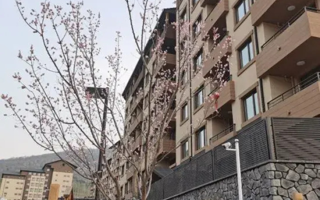 Xueren Nuandeng Apartment