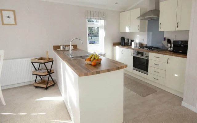 Hollicarrs - Bumblebee Lodge