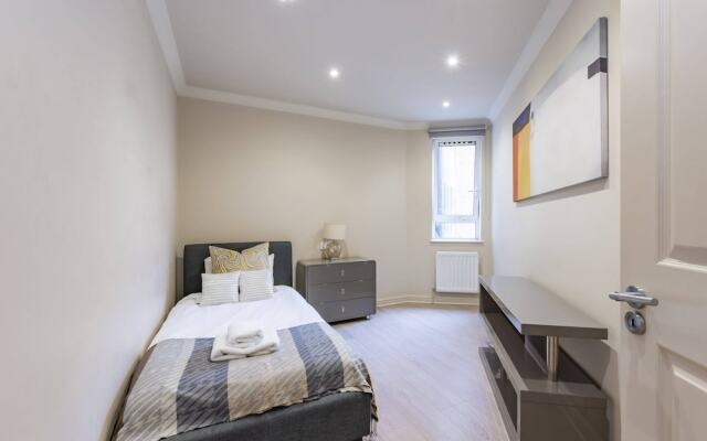 Beautiful 3-bed in the Heart of London With Parking-hosted by Sweetstay