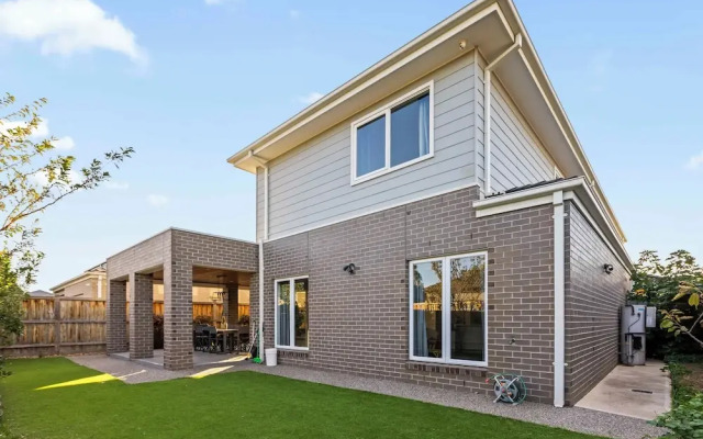 StayAU Contemporary 5BRM Families Home Point Cook