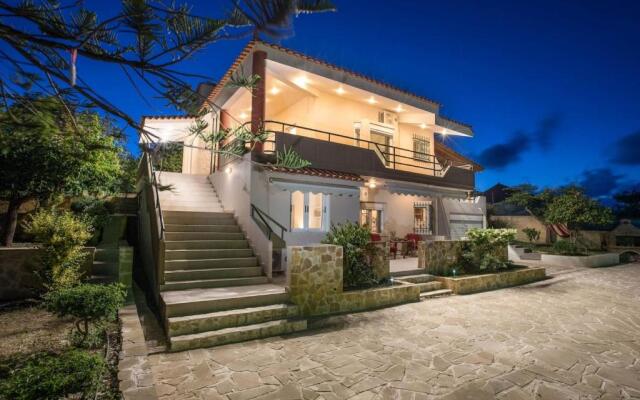 Villa Apella ✩ Private Yard & Pool ✩ 8 Guests