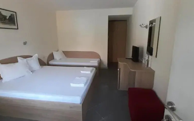 Family Hotel California - Varna