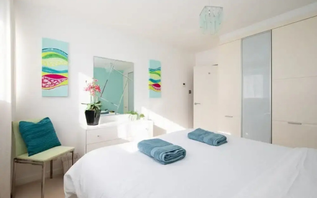Sunny Modern Nr Beach Village w Parking